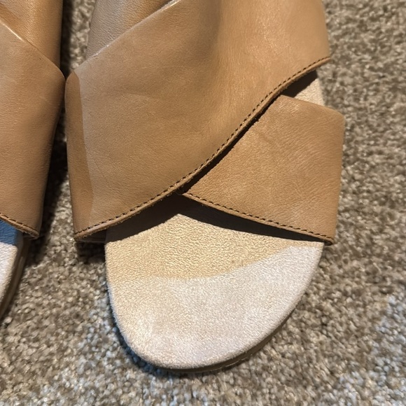 Born NWT Sandals Sling Back 10M Neutral Leather Comfort Vacation Travel Resort - Picture 3 of 13